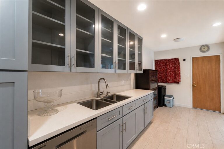 9661 Tamarind Avenue, Fontana