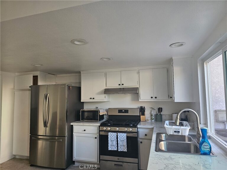 1386 E F, Ontario