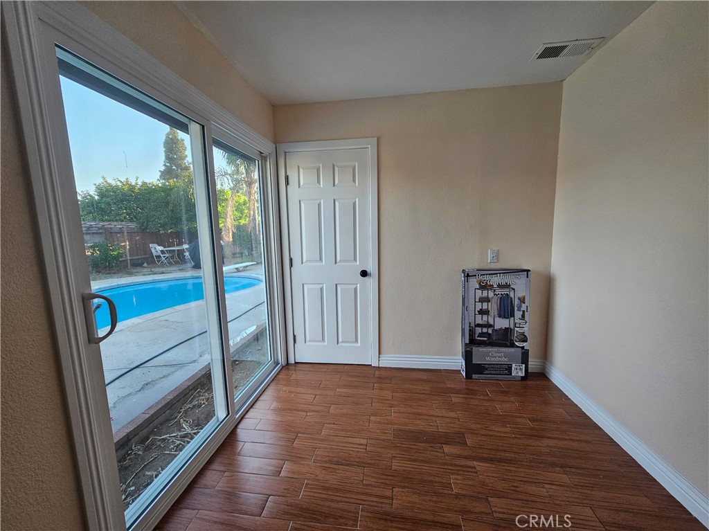 1386 E F, Ontario