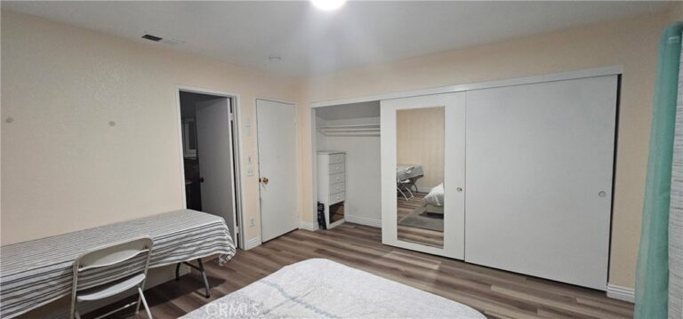 1386 E F, Ontario