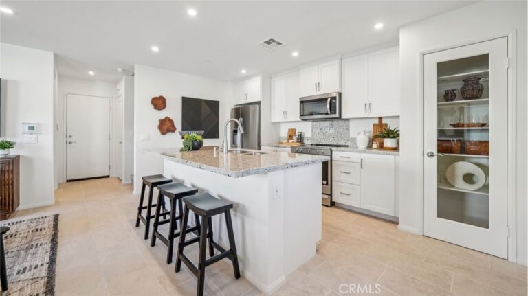 16113 Lumia Way, Fontana