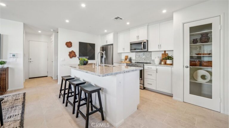 16141 Lumia Way, Fontana