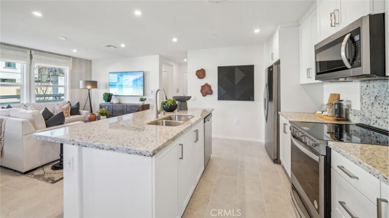 16141 Lumia Way, Fontana