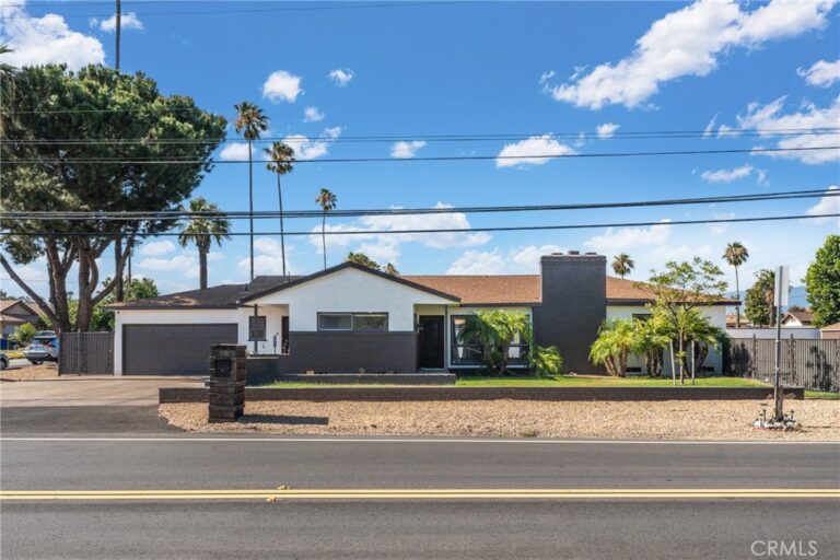 17912 Merrill, Fontana