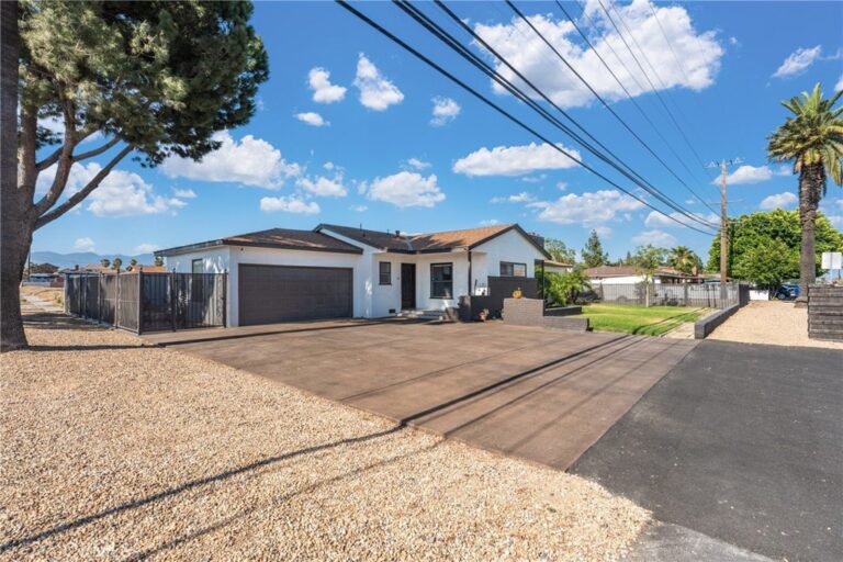 17912 Merrill, Fontana