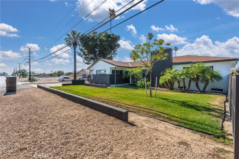 17912 Merrill, Fontana