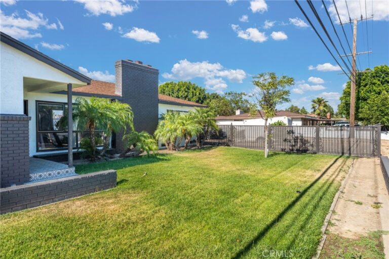 17912 Merrill, Fontana
