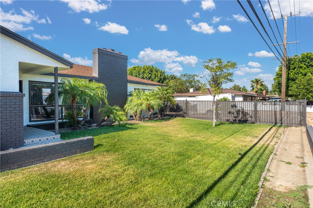 17912 Merrill, Fontana