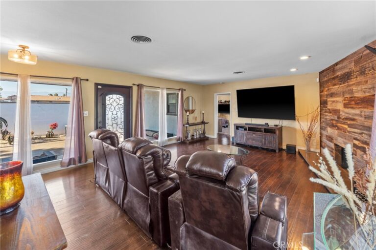 17912 Merrill, Fontana