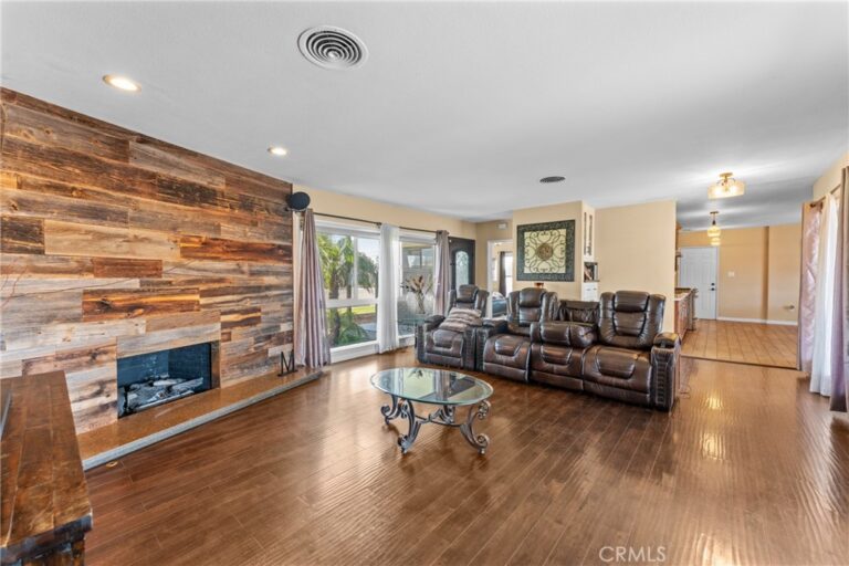 17912 Merrill, Fontana