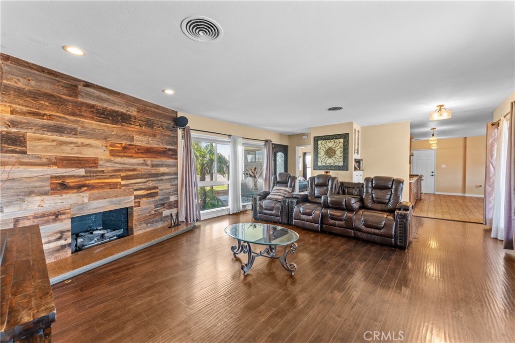 17912 Merrill, Fontana