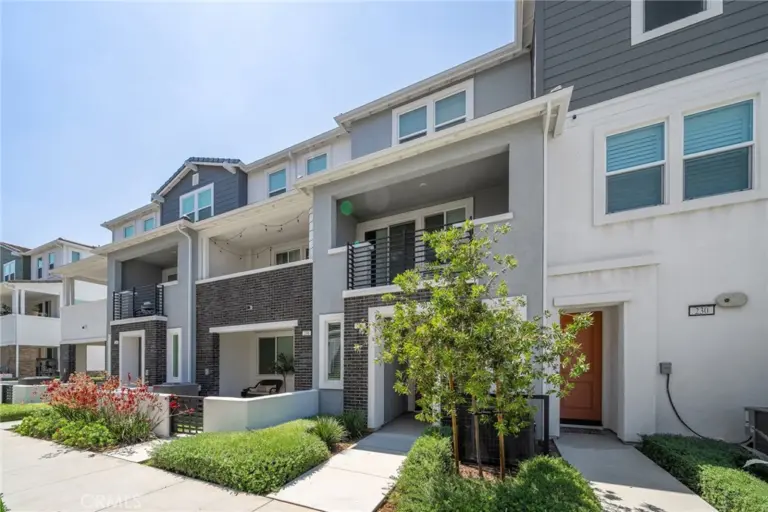 236 lockhart Way, West Covina
