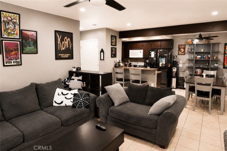 33 Town And Country, Pomona