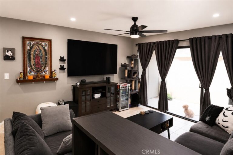 33 Town And Country, Pomona