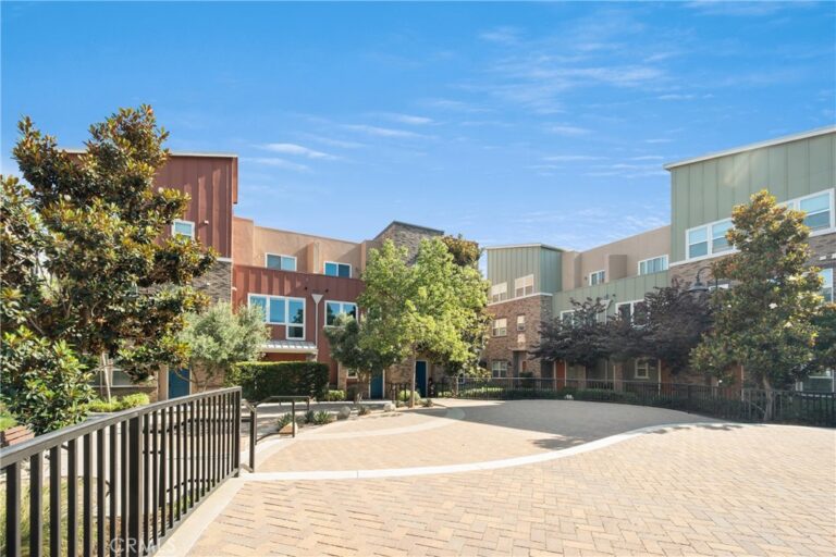 4956 Willow #E, Montclair