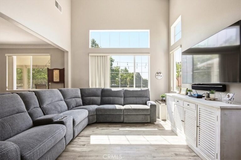 5065 Columbia, Fontana