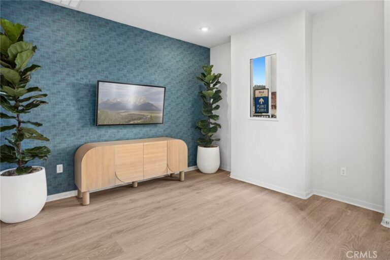 555 Gregory Way, Glendora