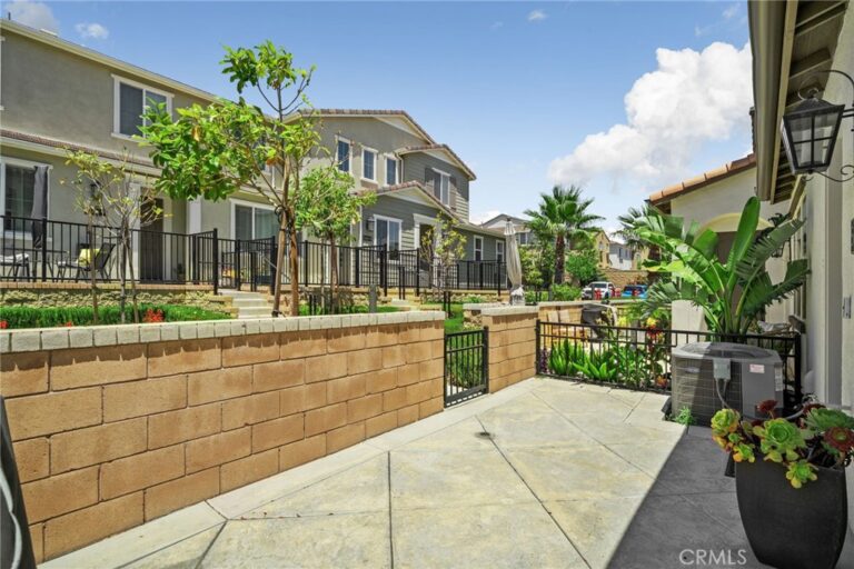 5604 Altamura #3, Fontana