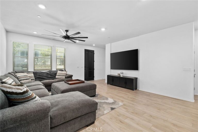 5604 Altamura #3, Fontana