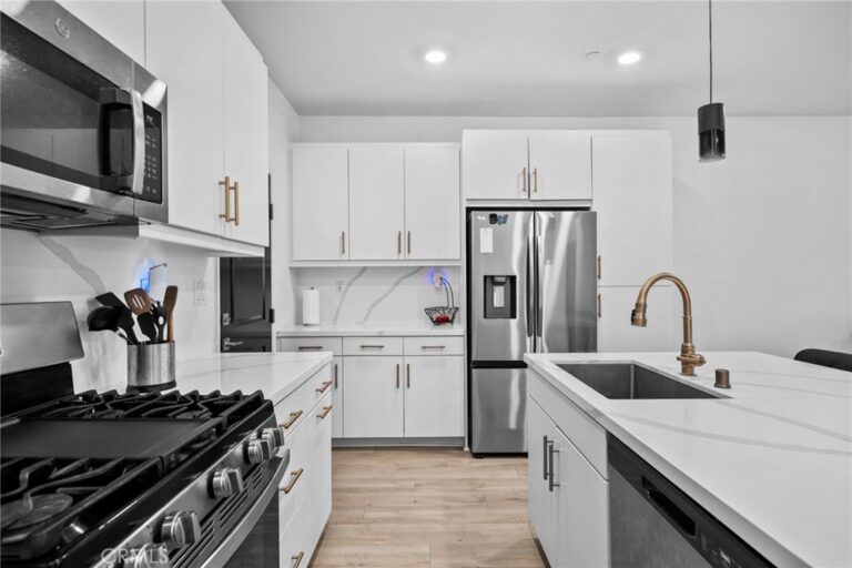 5604 Altamura #3, Fontana