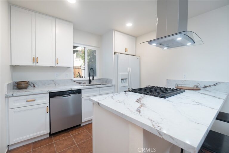 587 S College, Claremont