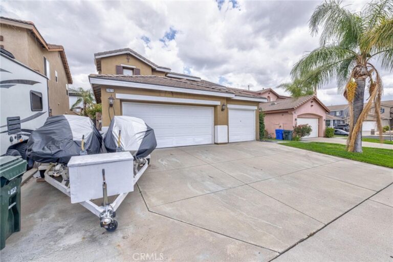 7471 Freeport, Fontana