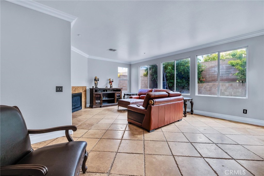7471 Freeport, Fontana