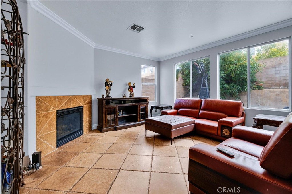 7471 Freeport, Fontana