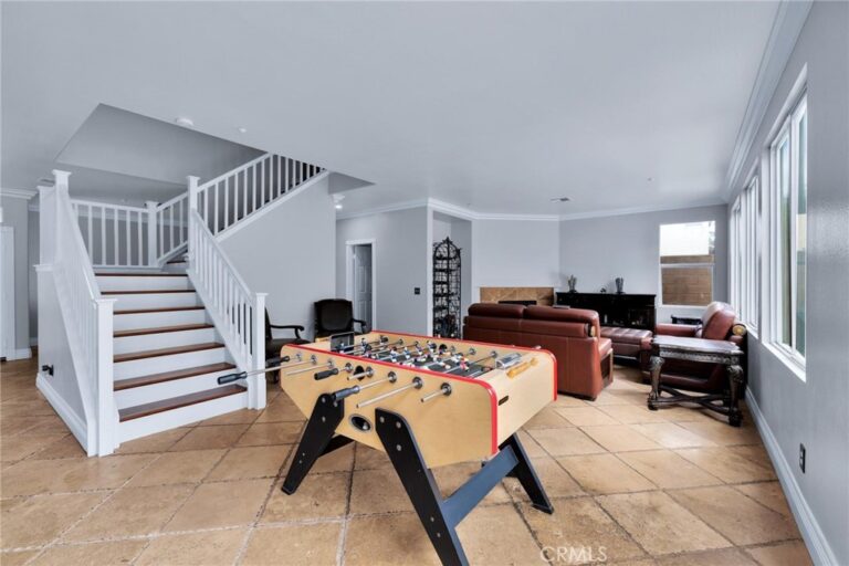 7471 Freeport, Fontana