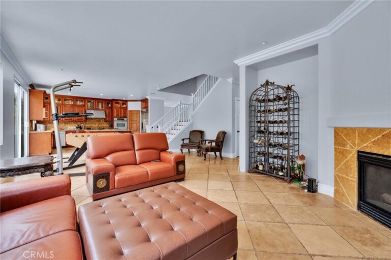 7471 Freeport, Fontana