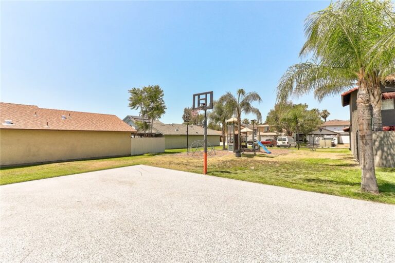 8936 summerwood way, Fontana