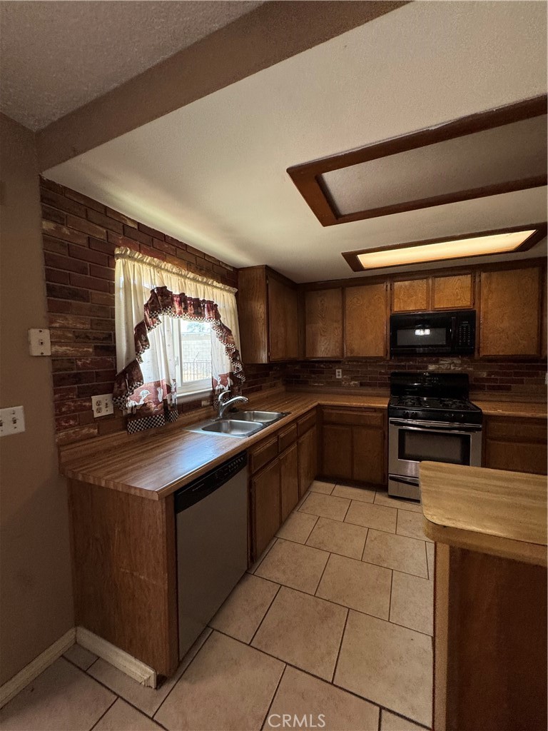 9765 Sycamore, Fontana