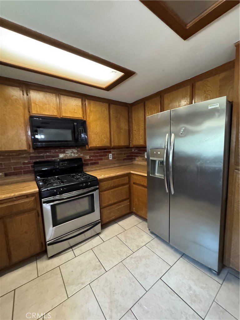 9765 Sycamore, Fontana