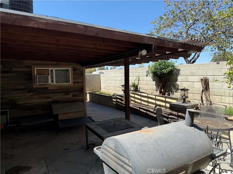 11738 Fernwood, Fontana