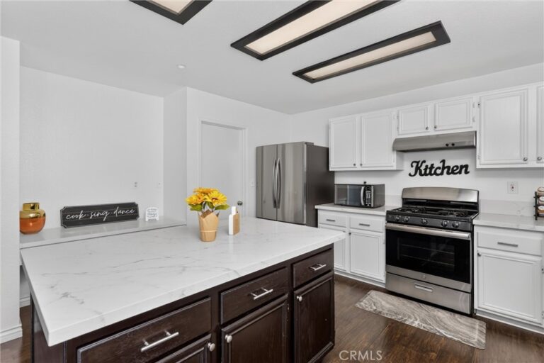 15559 Skylark Avenue, Fontana