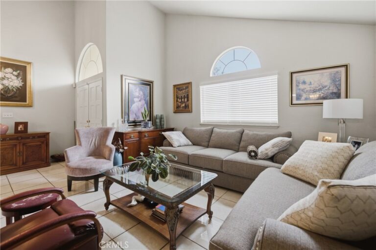 18083 San Jacinto, Fontana