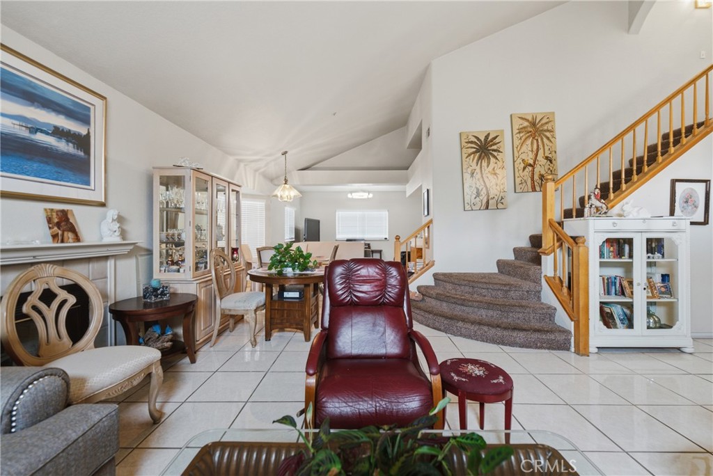 18083 San Jacinto, Fontana