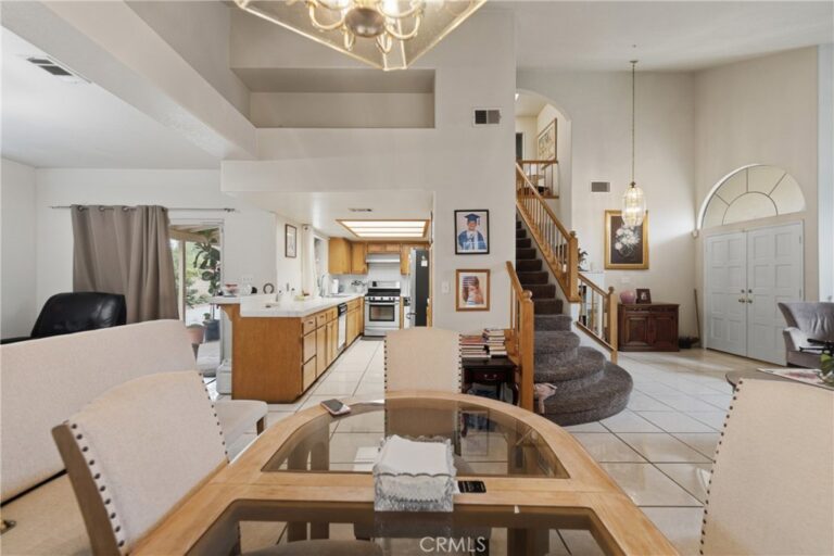 18083 San Jacinto, Fontana