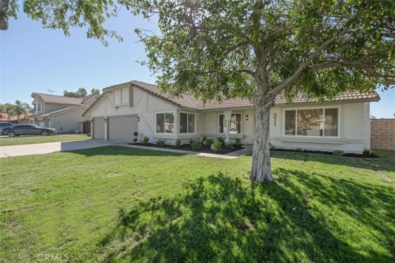 211 W Columbine Avenue, Rialto