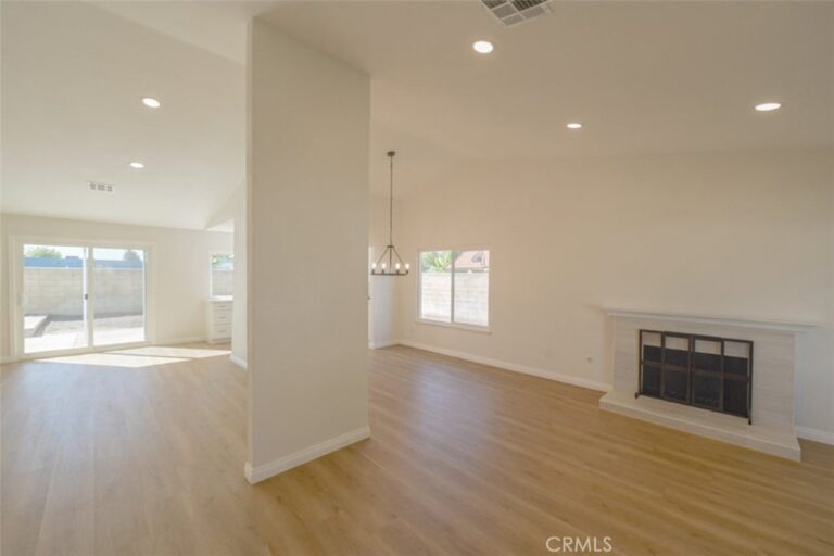 211 W Columbine Avenue, Rialto