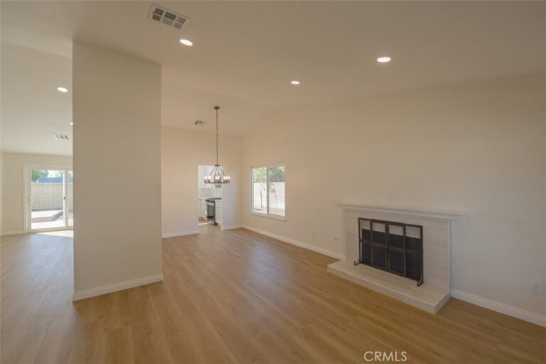 211 W Columbine Avenue, Rialto