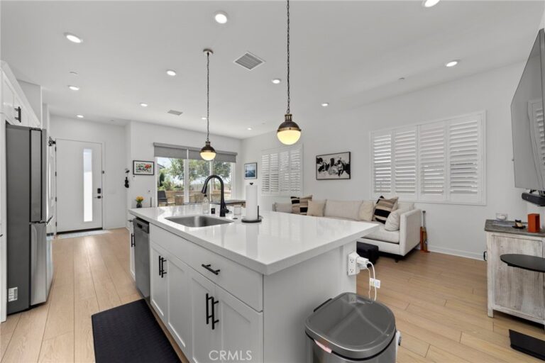 2502 E Stanley Paseo, Ontario