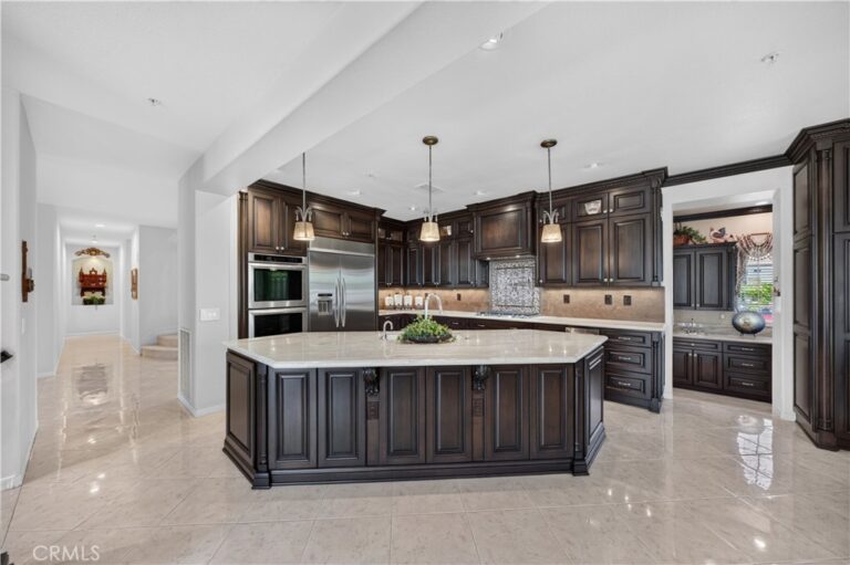 2560 Galicia, La Verne