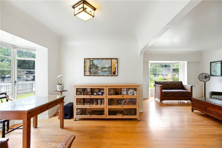 2640 F, La Verne