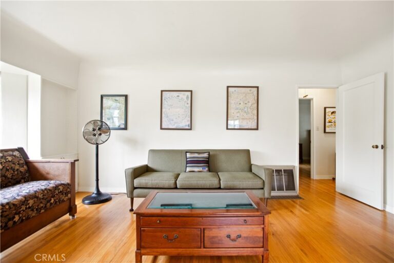 2640 F, La Verne