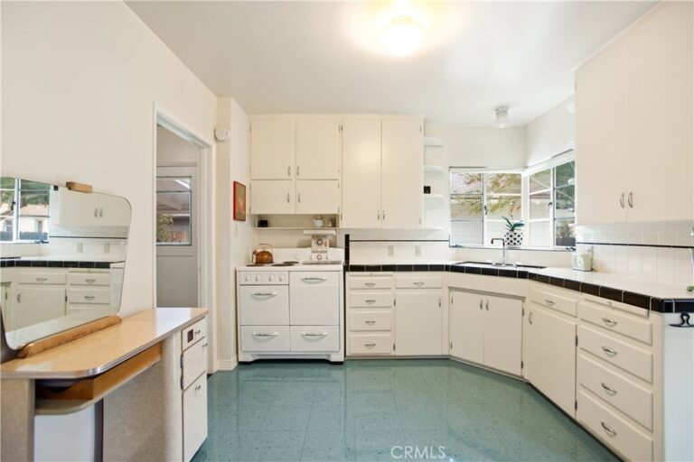 2640 F, La Verne