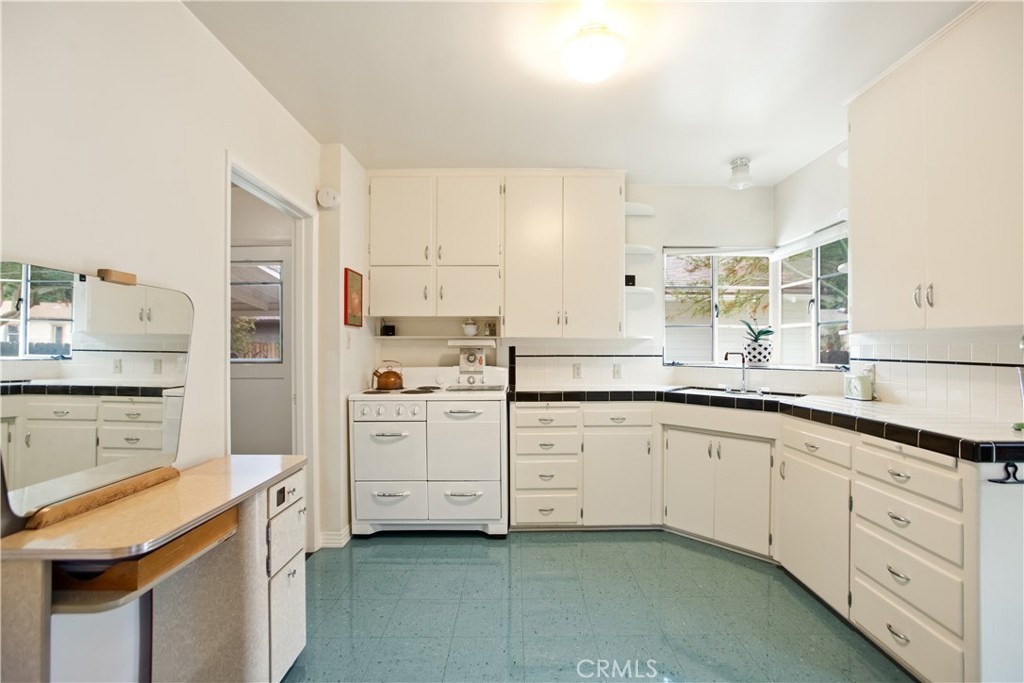 2640 F, La Verne