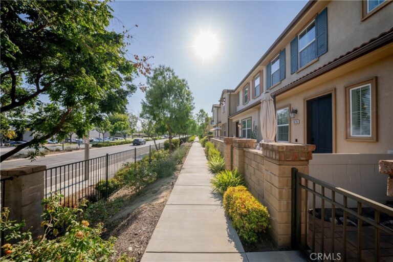 3078 E Via Rosso, Ontario