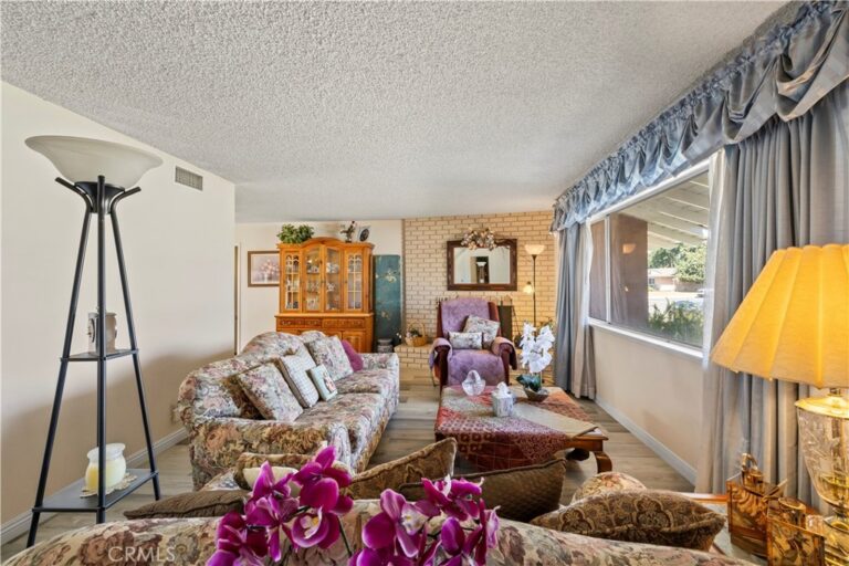 330 Golden Carriage, Pomona