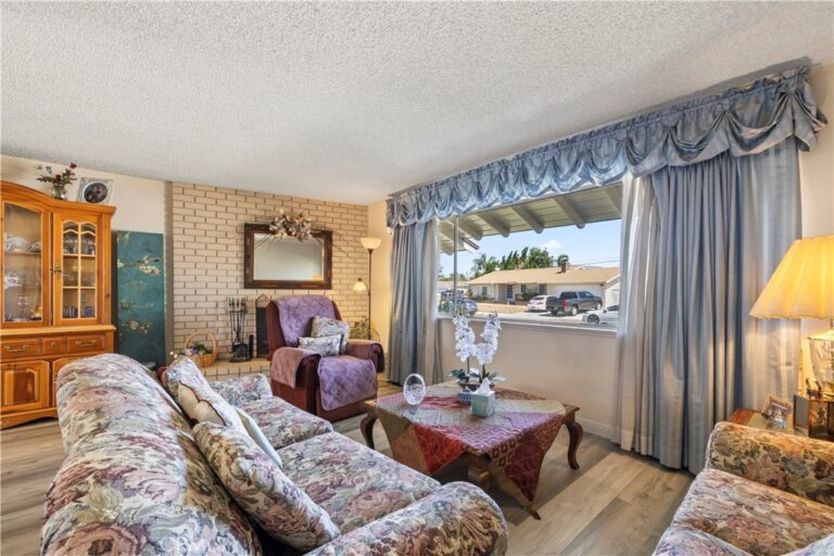 330 Golden Carriage, Pomona